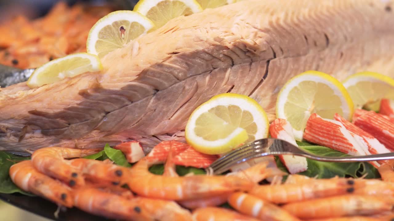 고급 레스토랑에서 고기, 다채로운 과일과 채소로 구성된 뷔페 음식을 제공합니다.