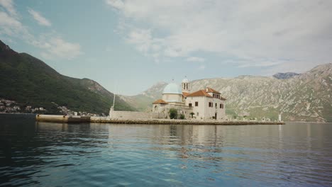 iglesia en la bahía de kotor