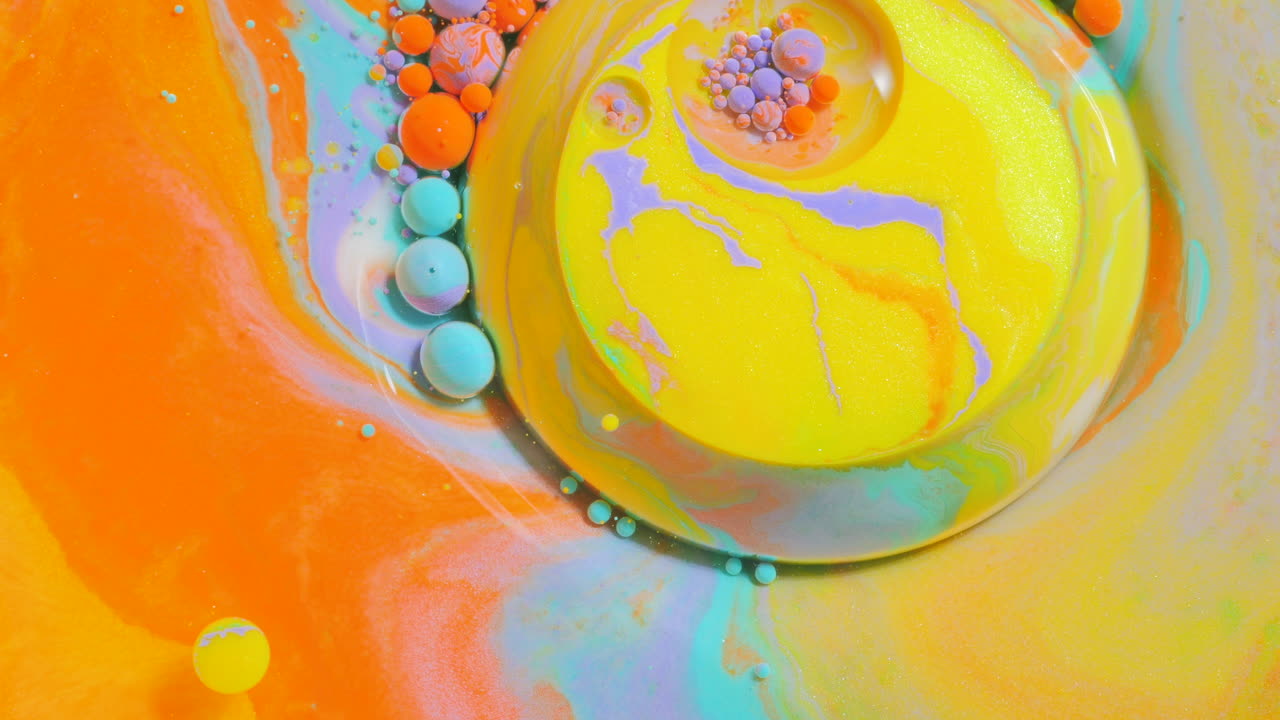 pintura abstractamente colorida girando con burbujas