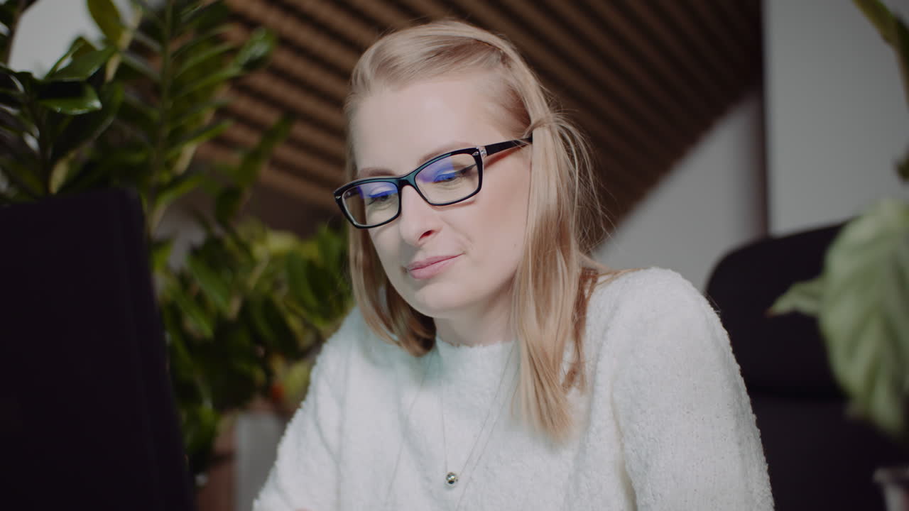 Donna attraente che lavora al laptop nell'ufficio domestico 2