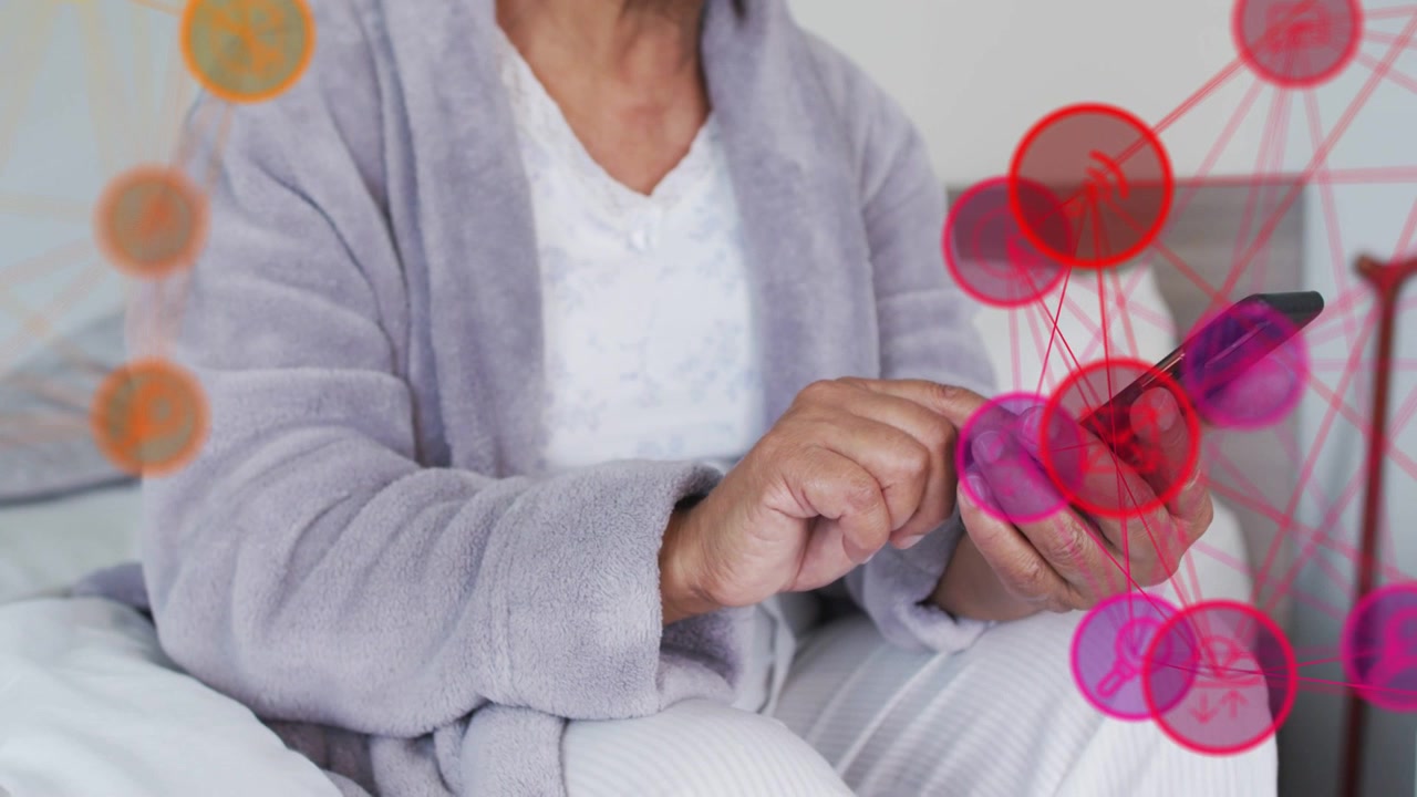 Donna anziana che tocca lo smartphone e passa il dito, icone di rete che si allineano e mostrano dati sulla salute