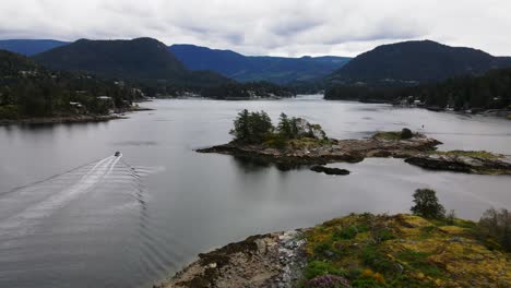 Toma-Aérea-De-Un-Barco-En-Un-Lago-Cerca-De-Las-Islas-Skardon-En-Columbia-Británica