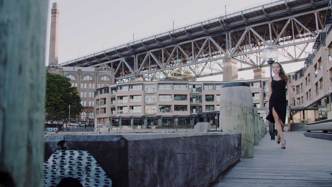 hermosa mujer yendo a la costa de madera cerca de un restaurante de lujo en sydney