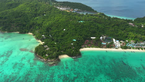 drone revelando koh phi phi isla arrecife de coral océano aguas prístinas no contaminadas y playas de arena blanca tropical famoso sureste asiático destino de vacaciones de viaje