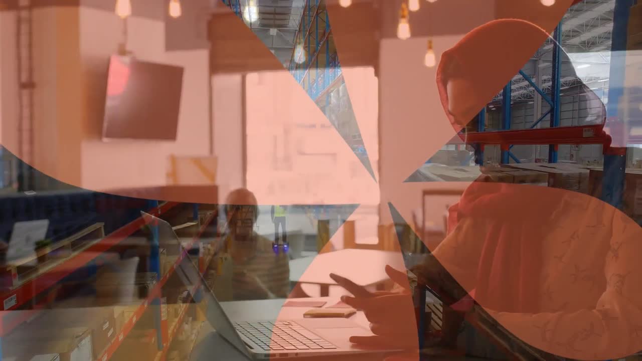 창고 위에 노트북을 사용하는 두 인종의 사업가 여성의 애니메이션