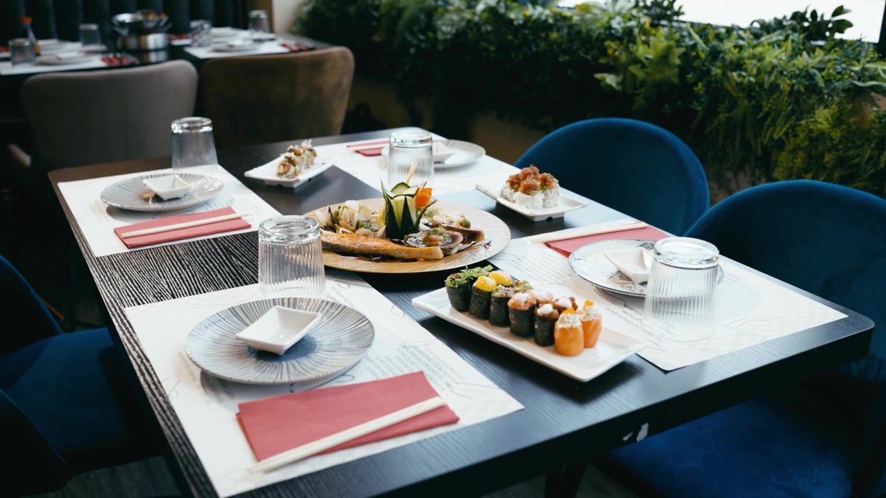 Gourmet skaldyrsfad og sushi serveret på et restaurantbord
