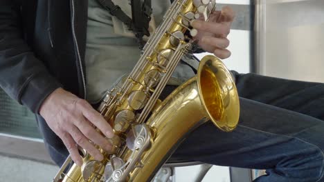 Straßenkünstler-Spielt-Saxophonmusik