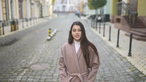 mujer caminando por una calle de adoquines