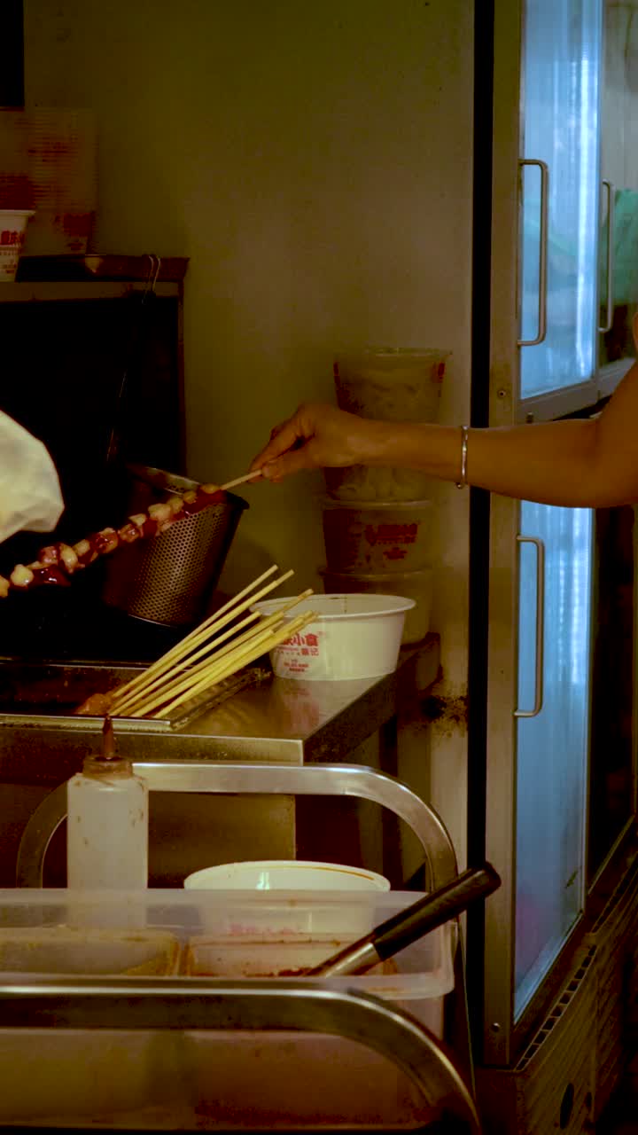 작은 부에서 스피어를 준비하는 판매자