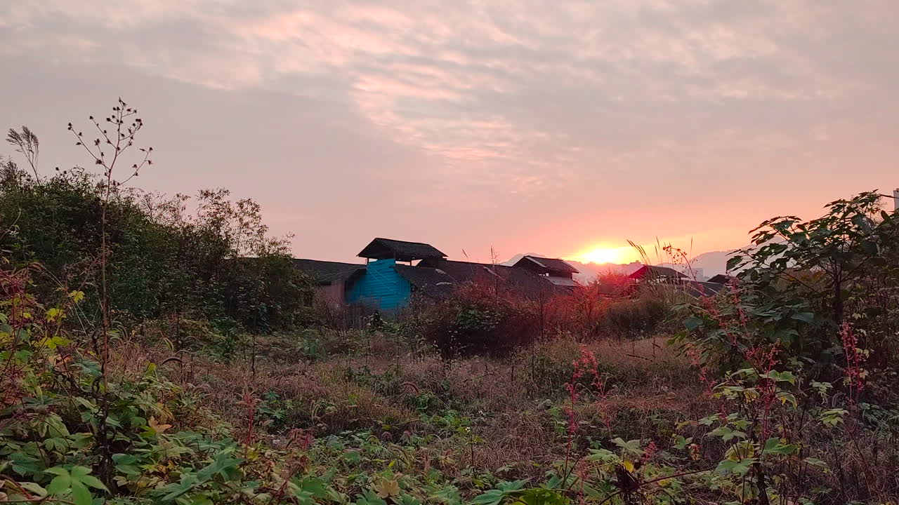 도시 외곽의 석양