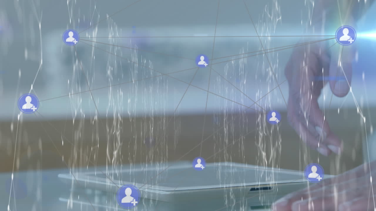 red de iconos de perfil y punto de luz contra la persona que usa la tableta digital