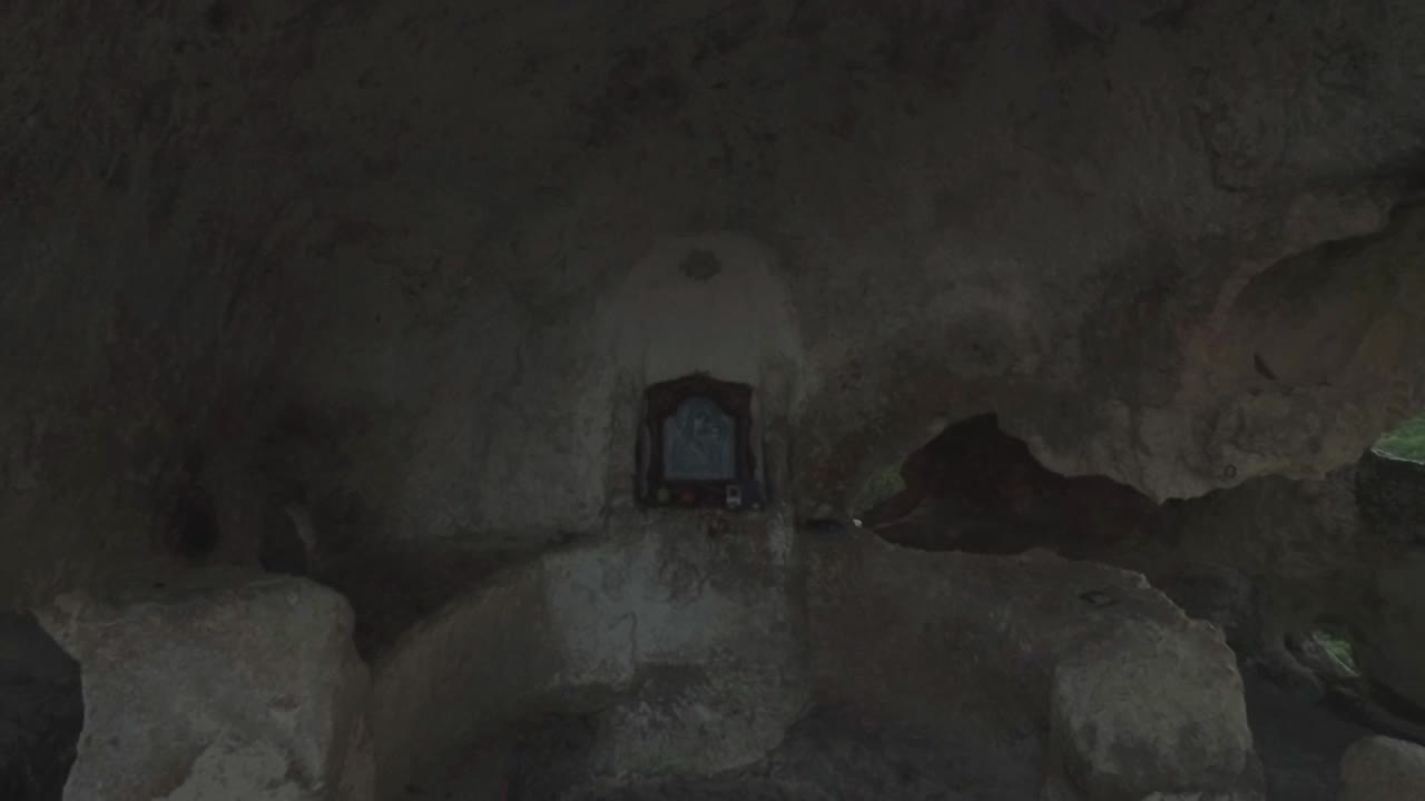 el interior del antiguo santuario de la cueva