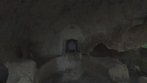 el interior del antiguo santuario de la cueva