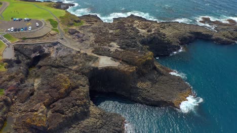 Touristen,-Die-Tagsüber-Im-Park-In-Kiama-Blowhole-Mit-Blauem-Meer-In-Nsw,-Australien-Spazieren-Gehen