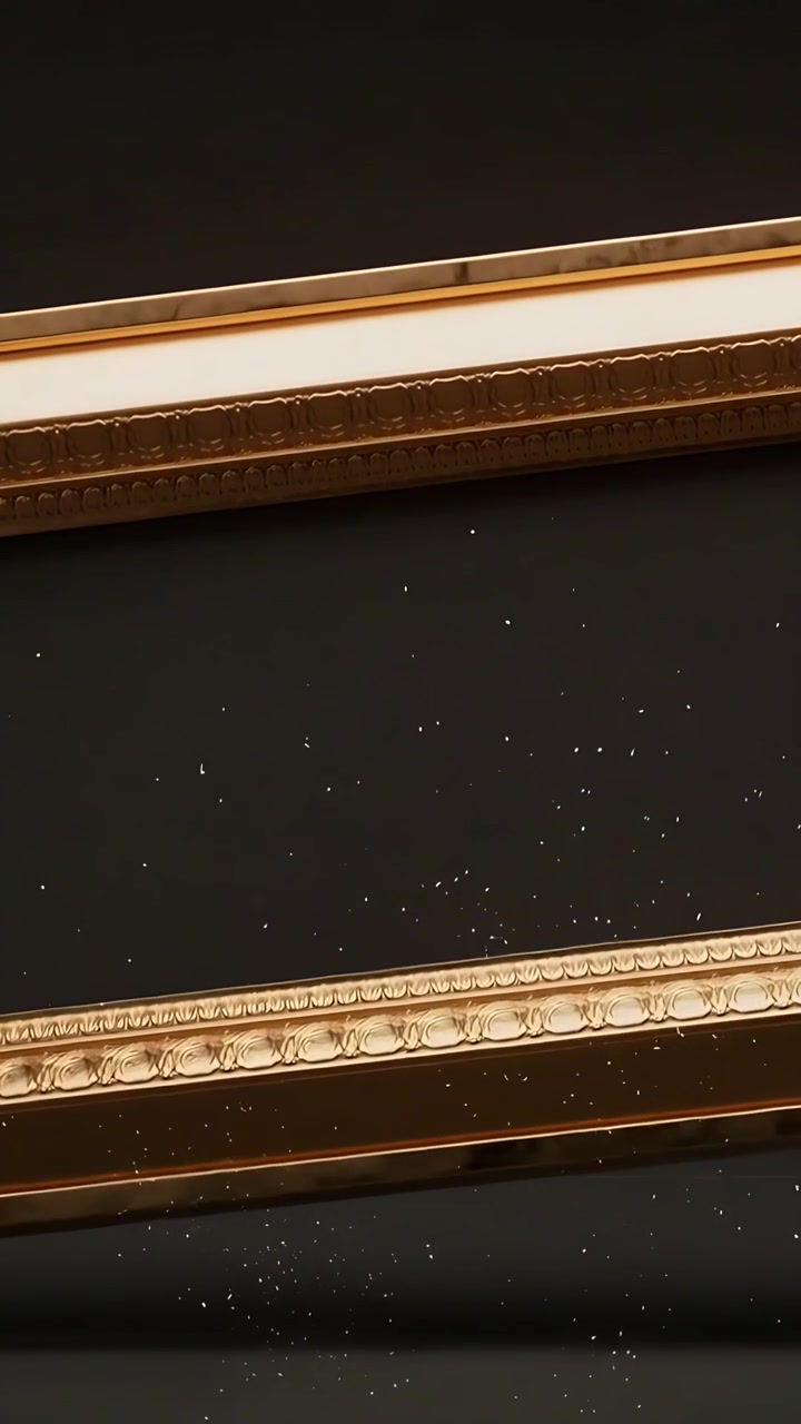 Video verticale: Telecamera in panoramica che mostra modanature dorate che scorrono su uno sfondo nero, scintillanti.