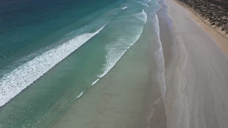 Vista-Aérea-De-Las-Prístinas-Aguas-Azules-De-Coffin-Bay,-Australia-Del-Sur