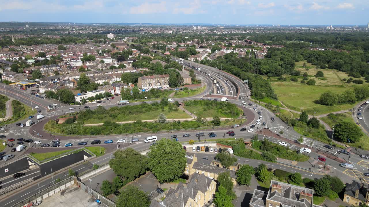 녹색 남자 로터리 leytonstone 동쪽 런던 교통 체증으로 바쁜 공중 영상