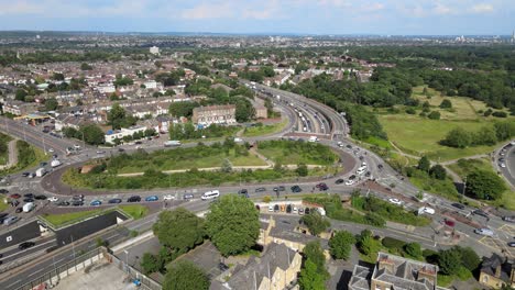 Hombre-Verde-Rotonda-Leytonstone-Imágenes-Aéreas-Del-Este-De-Londres-Ocupado-Con-El-Tráfico