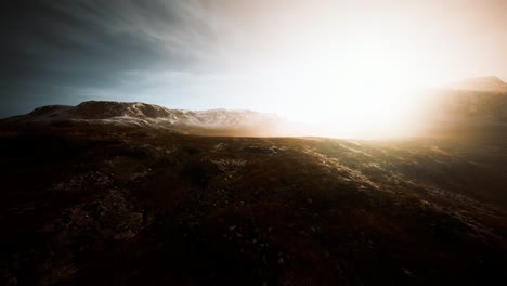 las montañas de nepal en la niebla en verano