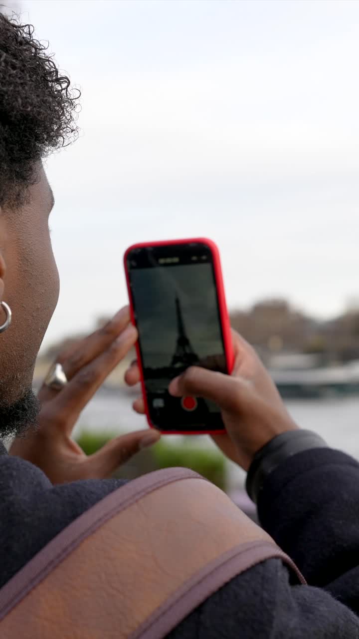 Persona che viaggia a Parigi e fotografa la Torre Eiffel