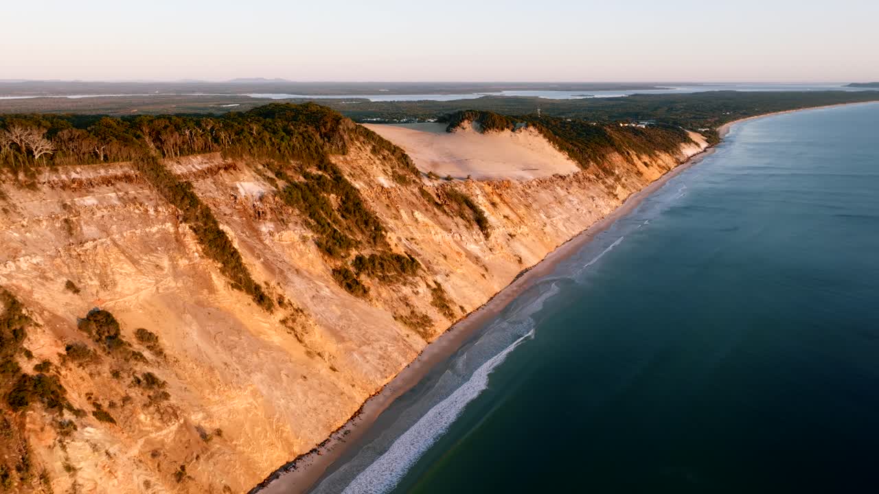 imágenes aéreas de una mañana tranquila en rainbow beach, queensland