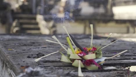 cerca de un incienso sagrado con flores en el templo pura luhur lempuyang