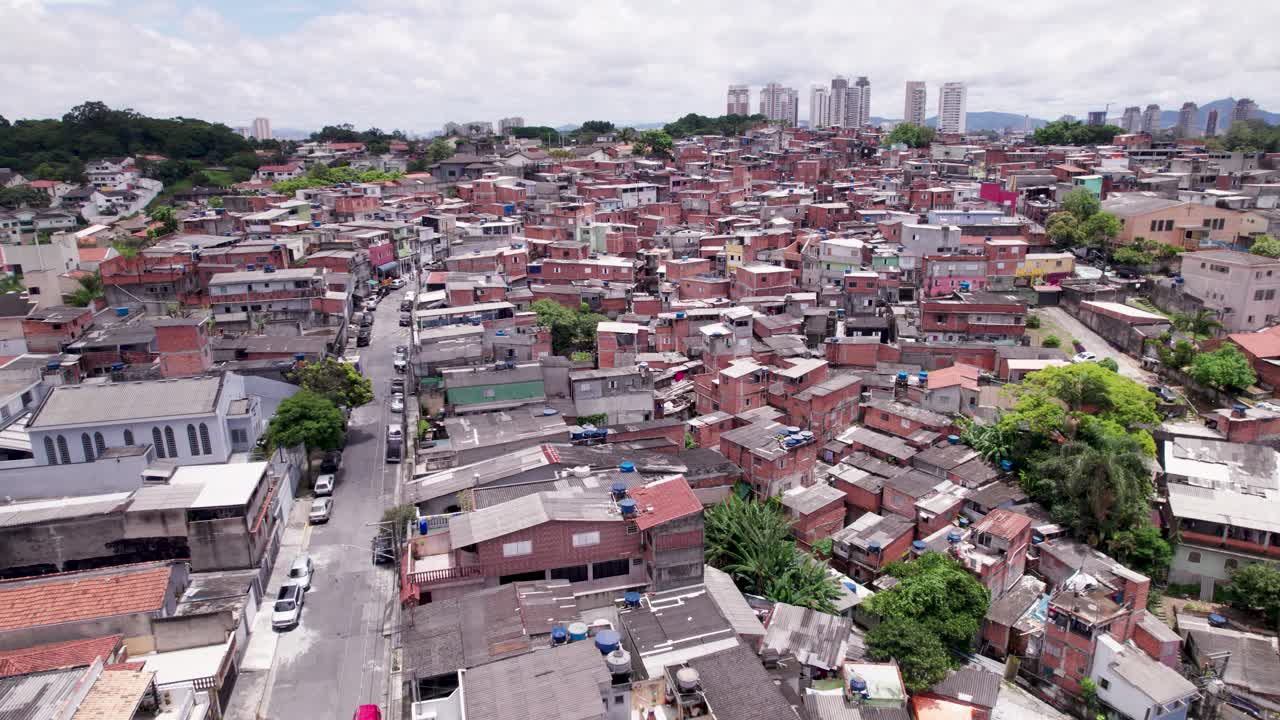 vista aérea de drones de 4k de favela abarrotada en sao paulo, brasil