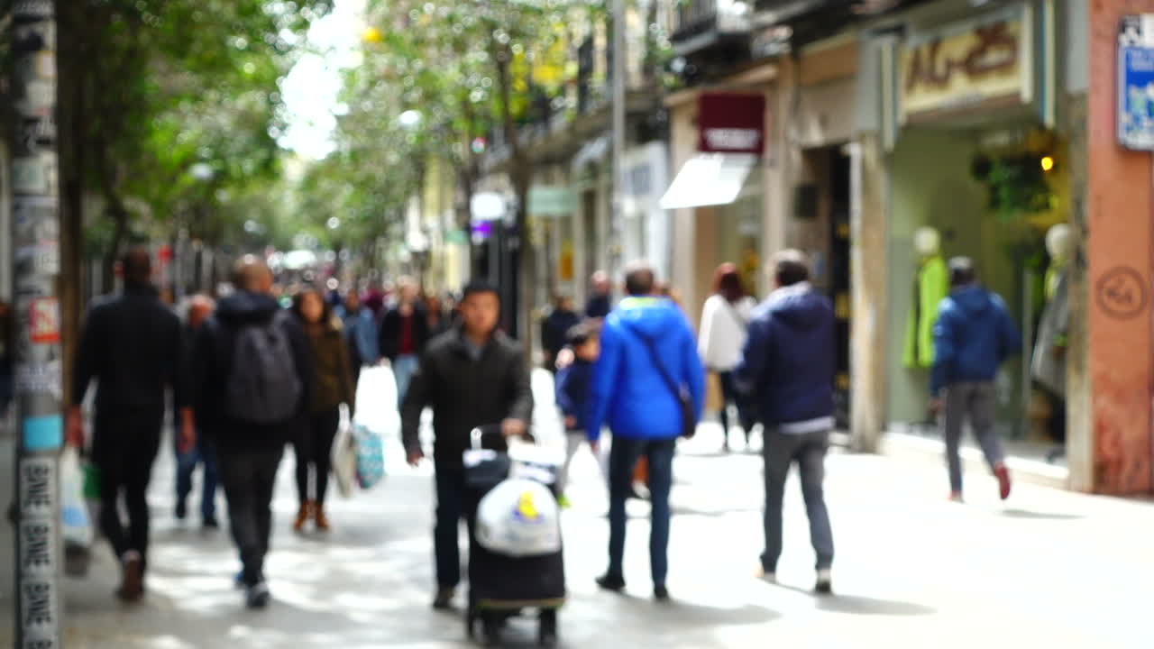 Persone per le strade di Madrid. Fuori fuoco. Movimento rallentato. Movimento di persone lungo via Fuencarral