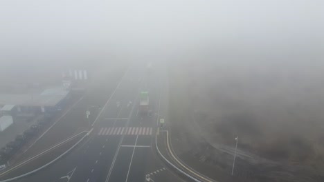 fuerte niebla en la carretera vista aérea del avión no tripulado
