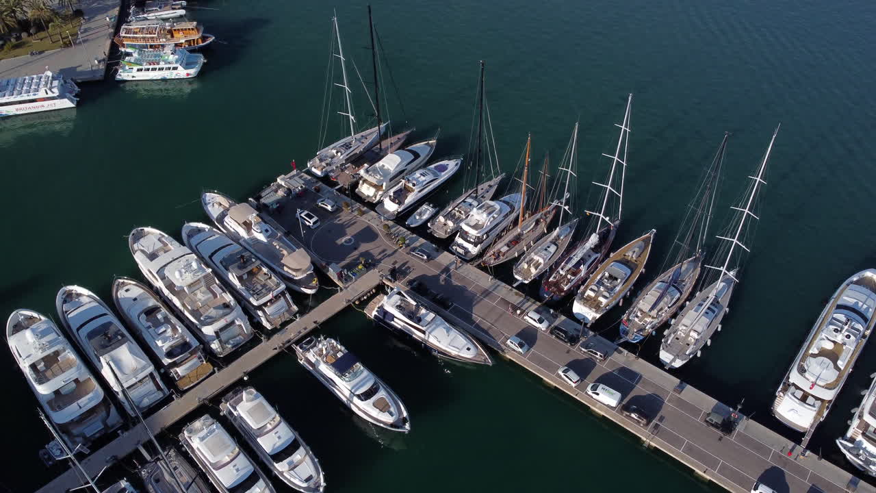 Luftaufnahme mit Aufwärtsschwenk eines Yachthafens, der die Stadt Palma de Mallorca, Spanien, zeigt