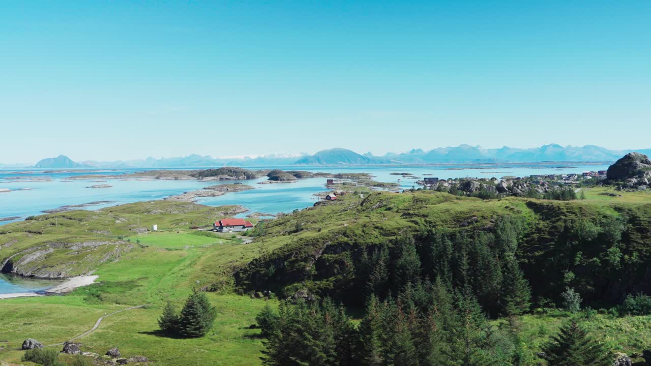 paisaje natural sobre el pueblo de la isla lovund en el condado de nordland, noruega