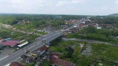 tráfico en el puente kali putih en la frontera de yogyakarta y la provincia central de java