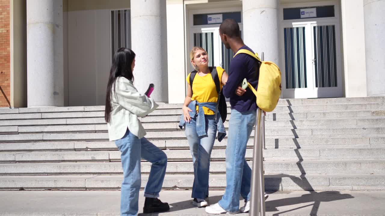 캠퍼스에서 이야기하는 학생들