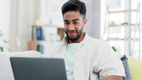 Laptop,-Lachend-Und-Mann-Auf-Der-Couch,-Der-Lustig-Zuschaut