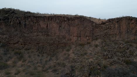 Eine-Steile-Klippe-Mit-Blick-Auf-Eine-Durch-Erosion-Entstandene-Schlucht---Statisch