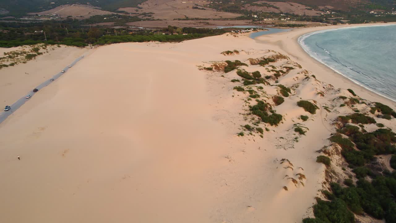 toma de drones de las dunas de arena en tarifa, españa