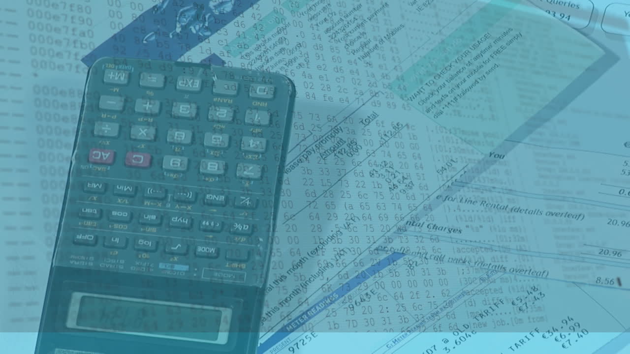 animación de la interfaz con datos digitales que se mueven rápidamente sobre el papeleo y la mano usando una calculadora