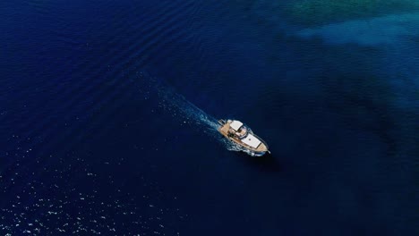 Drone-Disparó-Sobre-El-Yate,-Barco-Y-Mar,-Verano-En-Agios-Nikolaos-Creta-Grecia