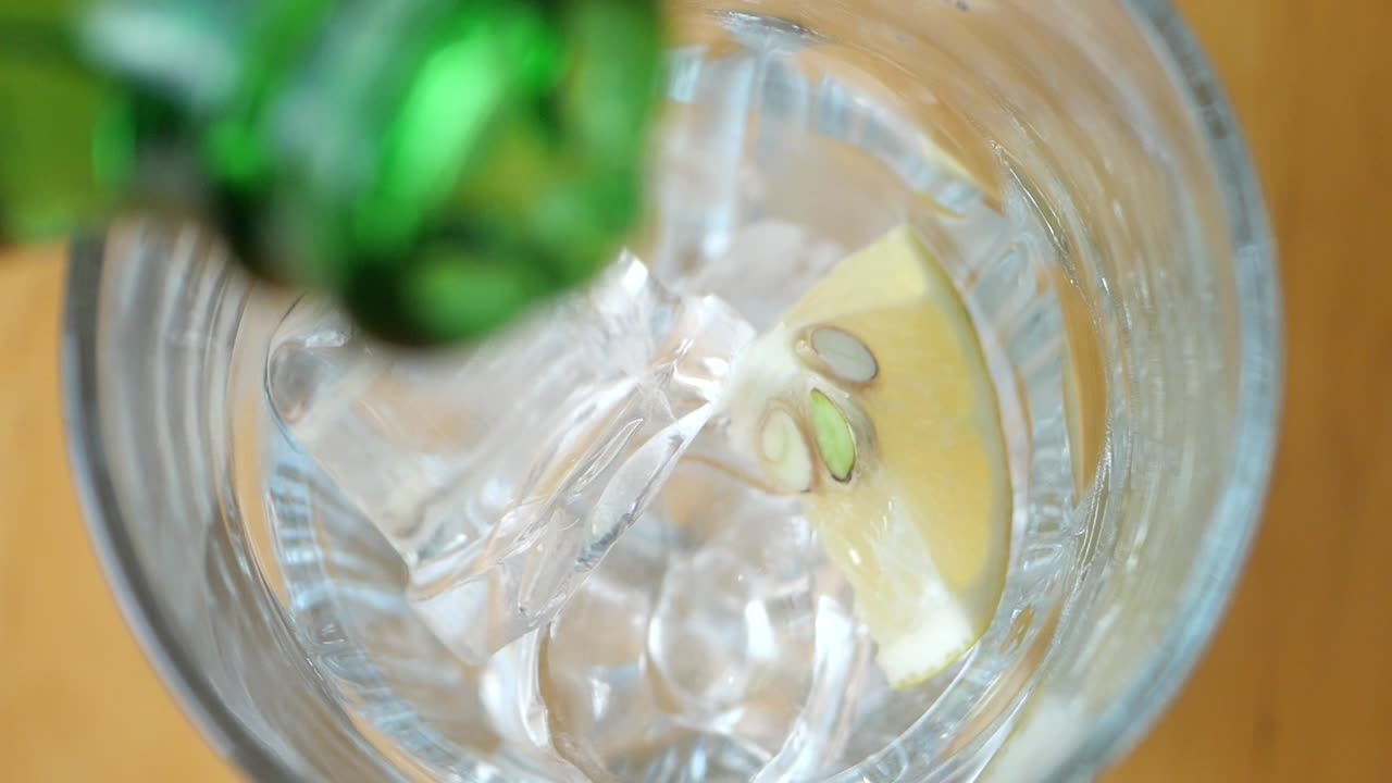 레몬과 얼음으로 소다 물을 부어