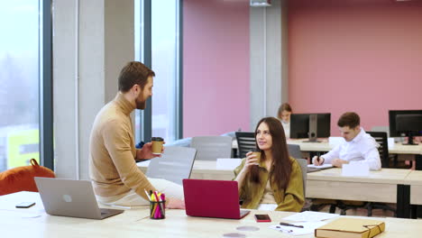 compañeros de trabajo hablando en el descanso