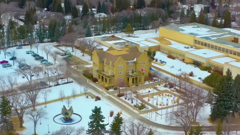 semicírculo aéreo de invierno alrededor de la casa de gobierno en primer plano y en el fondo el antiguo museo real de alberta designado por su majestad la reina isabel ii alrededor de los residentes de glenora 5-6