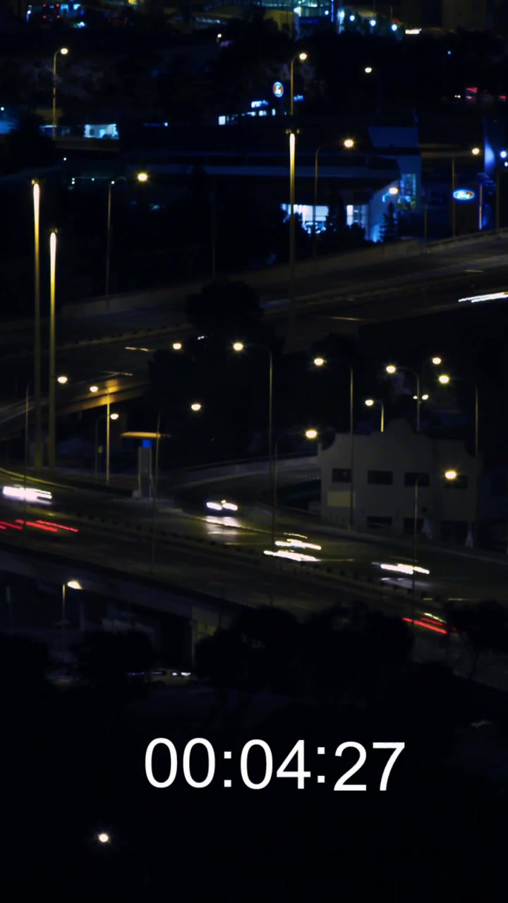 Riprese accelerate del traffico notturno con una videocamera digitale 4k