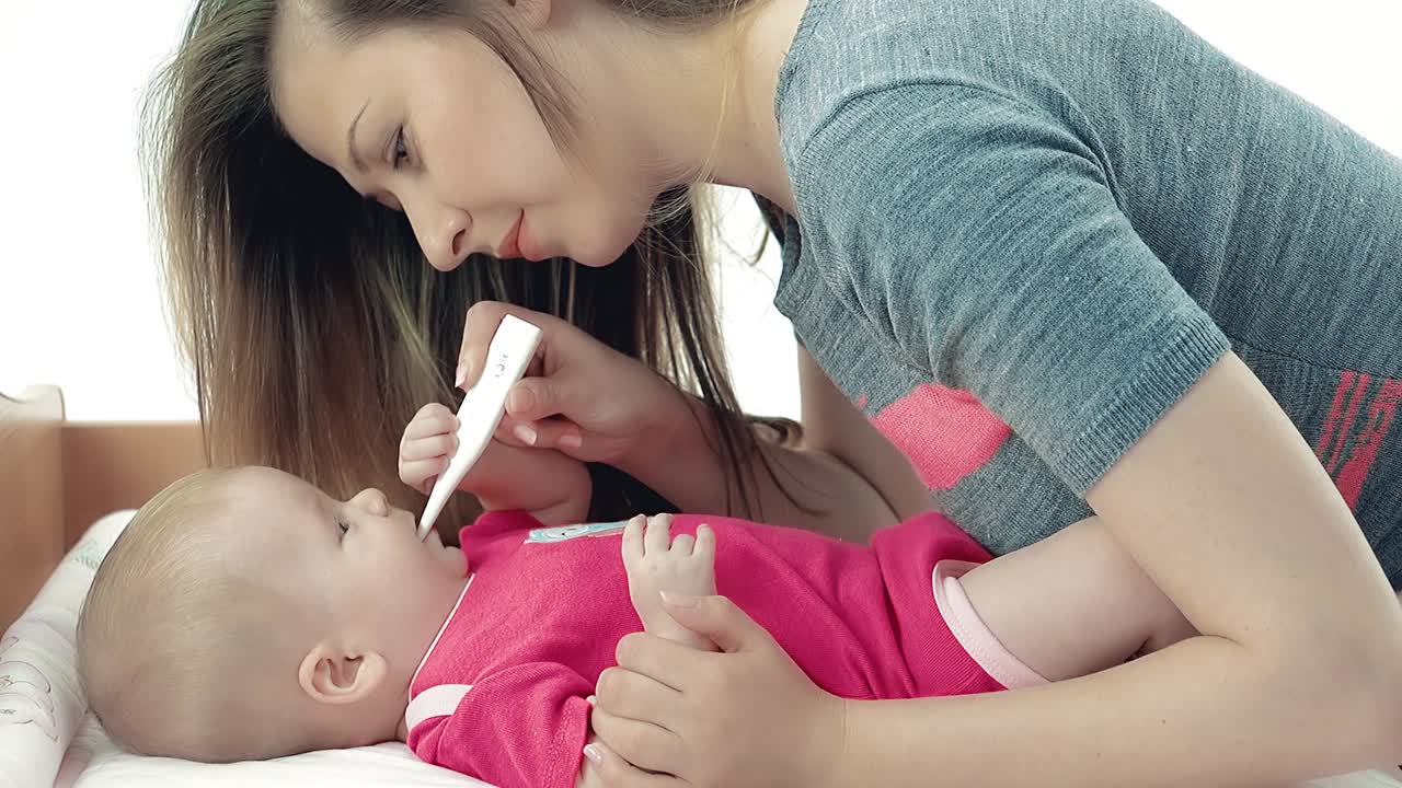 어머니는 온도를 측정합니다.