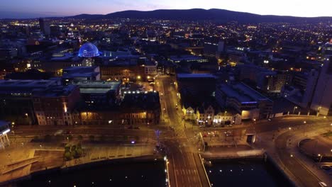 belfast, irlanda del norte, antena del centro de la ciudad, anochecer