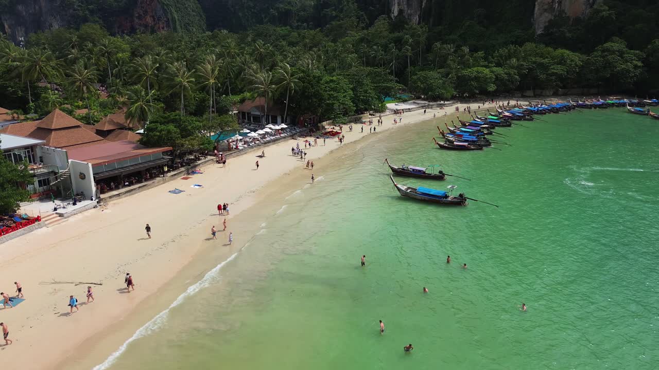 Natura thailandese, vista aerea con drone, Mare delle Andamane, penisola di Railay Beach, scogliera calcarea