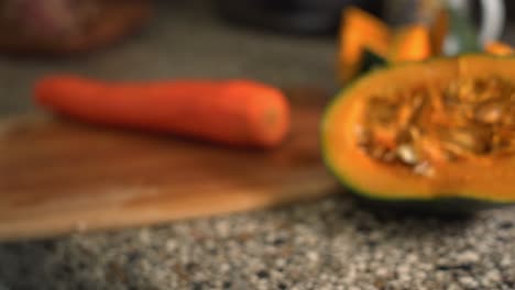 cortar zanahorias preparando sopa de guango jamaicano después de ser recogido de un árbol saludable cultivo de proteína verde fresca cosechada