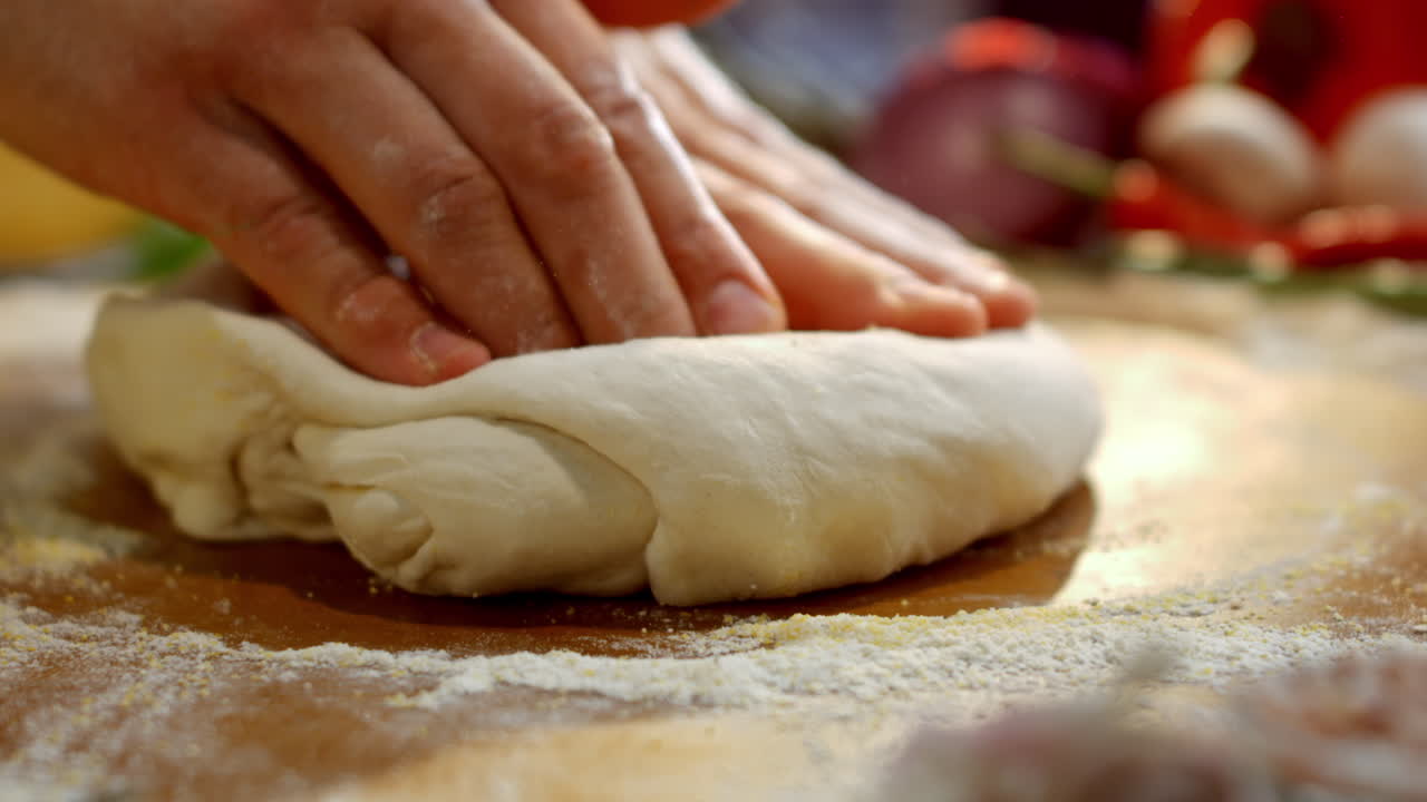 Impastare la pasta per cucinare