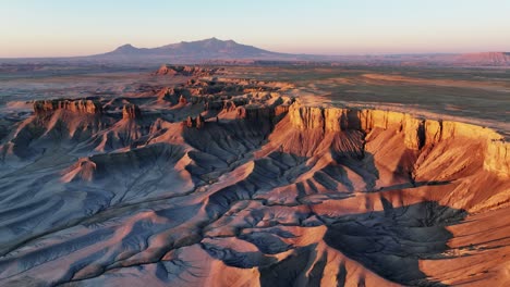 Weite-Grand-Canyon-Landschaft,-Sonnenuntergangsblitze,-Dramatische-Umlaufbahn-Aus-Der-Luft