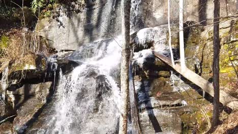 Alejar-Pequeña-Cascada-Con-Hielo-En-El-Lado-De-Las-Rocas