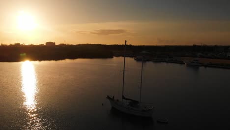 Drohne-Fliegt-Bei-Sonnenuntergang-In-Der-Nähe-Des-Yachtclubs-Und-Des-Jachthafens-Der-Kaimaninseln